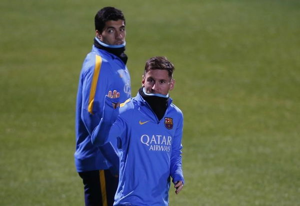 Barcelona&#8217;s soccer player Messi waves in front of his teammate Suarez during a training session ahead of their Club World Cup semi-final soccer match against Guangzhou Evergrande in Yokohama