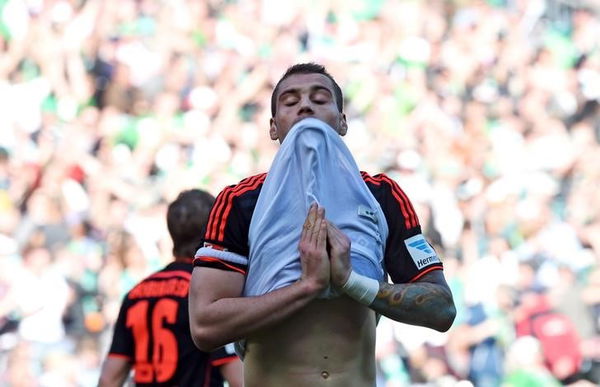 Hamburg SV&#8217;s Lasogga reacts after the German Bundesliga first division soccer match against Werder Bremen in Bremen