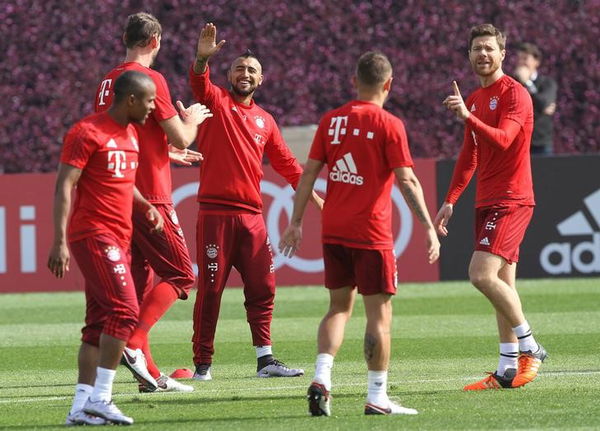 Bayern Munich&#8217;s Alonso and Vidal gesture during a training session at their team winter training camp in Doha