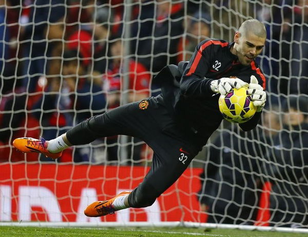 Manchester United&#8217;s new number two goalkeeper Victor Valdes warms up before their English Premier League soccer match against Southampton at Old Trafford in Manchester