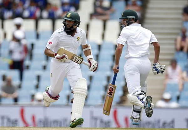 South Africa&#8217;s Amla and Cook make a run during the fourth cricket test match against England in Centurion