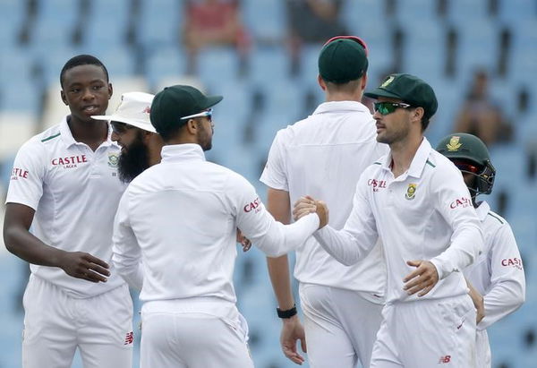 South Africa&#8217;s team celebrates at the end of the fourth cricket test match against England at Centurion