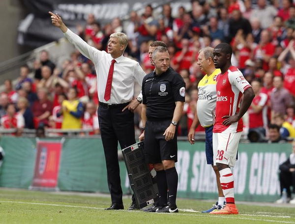 Arsenal&#8217;s manager Wenger reacts as he waits to introduce substitute Campbell during their English Community Shield match against Manchester City in London