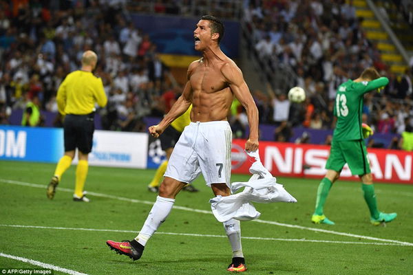 Cristiano Ronaldo nets hat-trick, gifts match-worn jersey to UFC