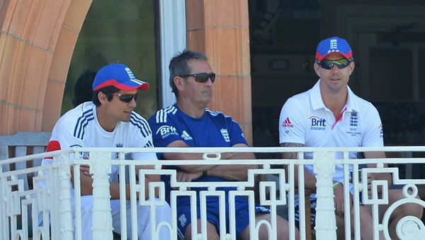 Alastair-Cook-L-of-England-sits-with-Graham-Gooch-and-Kevin-Pietersen