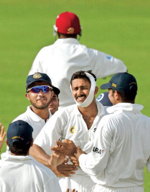 Kumble bowls with a broken jaw-Essentially Sports