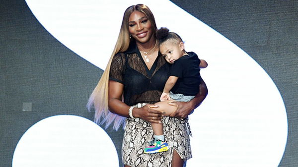 Serena-Williams-38-Goes-Makeup-Free-While-Snuggling-Her-Daughter-Olympia-1280&#215;720