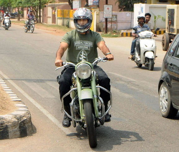 MS Dhoni Takes Selfies With Fans While Riding His Bike in Ranchi ...