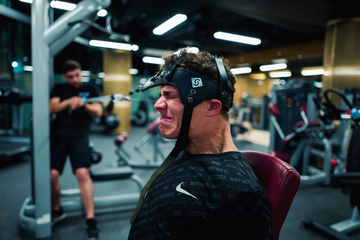 1 видео тренировки. Тренировка гонщиков. Тренировка шеи пилотов формулы 1. Тренировки пилотов формулы 1. Тренировка летчиков.