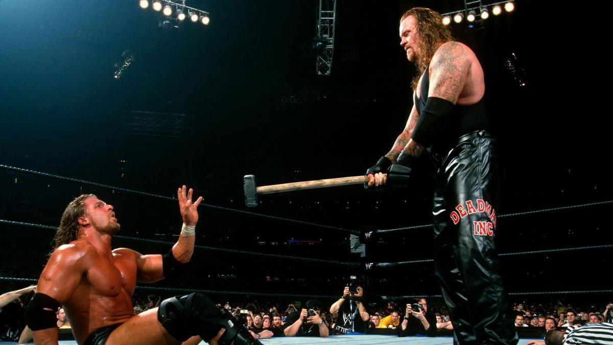 Гробовщик против гробовщика. Triple h WRESTLEMANIA 17. Гробовщик WRESTLEMANIA. Undertaker 2001. Triple h WRESTLEMANIA.