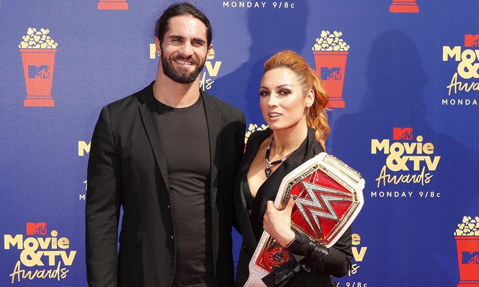 Becky Lynch avec chouette, fiancé (m)  