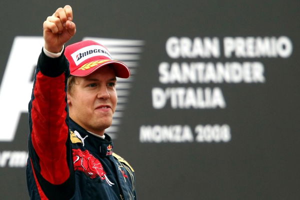 Vettel-celebrates-his-first-victory-Monza-F1-2008-on-podium-Toro-Rosso-Ferrari-Foto-Red-Bull