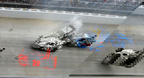 logano-dover-wreck-2009-625&#215;340