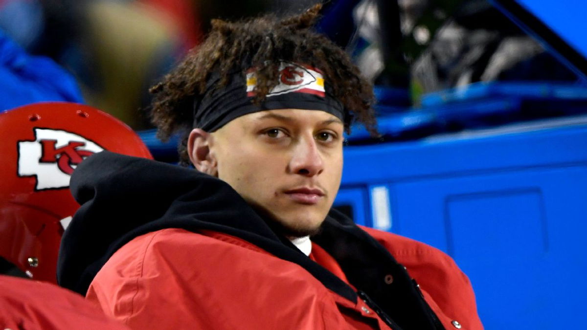 mahomes with headband