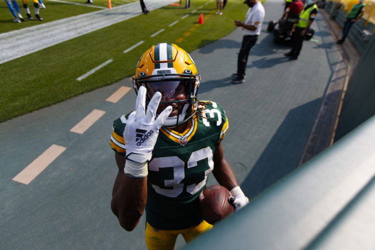 I Feel Invisible In These Packers Star Aaron Jones Rocks These Funky Shades Essentiallysports