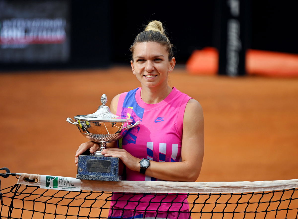 Simona Halep with the winner trophy at Italian Open 2020