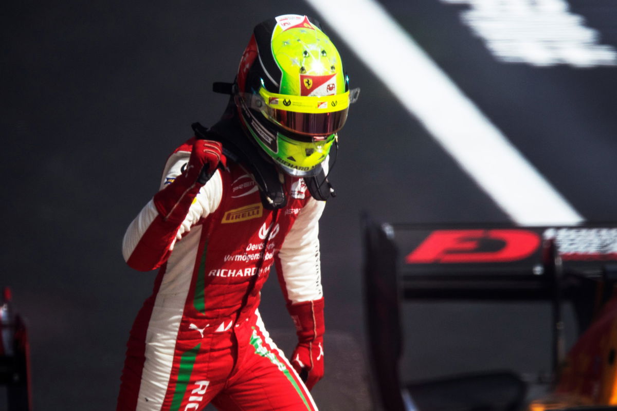 Mick Schumacher Célèbre La Victoire Du Grand Prix De Russie F2