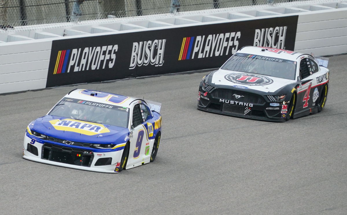 Chase Elliott y Kevin Harvick en acción durante la carrera de la NASCAR Cup Series en Kansas