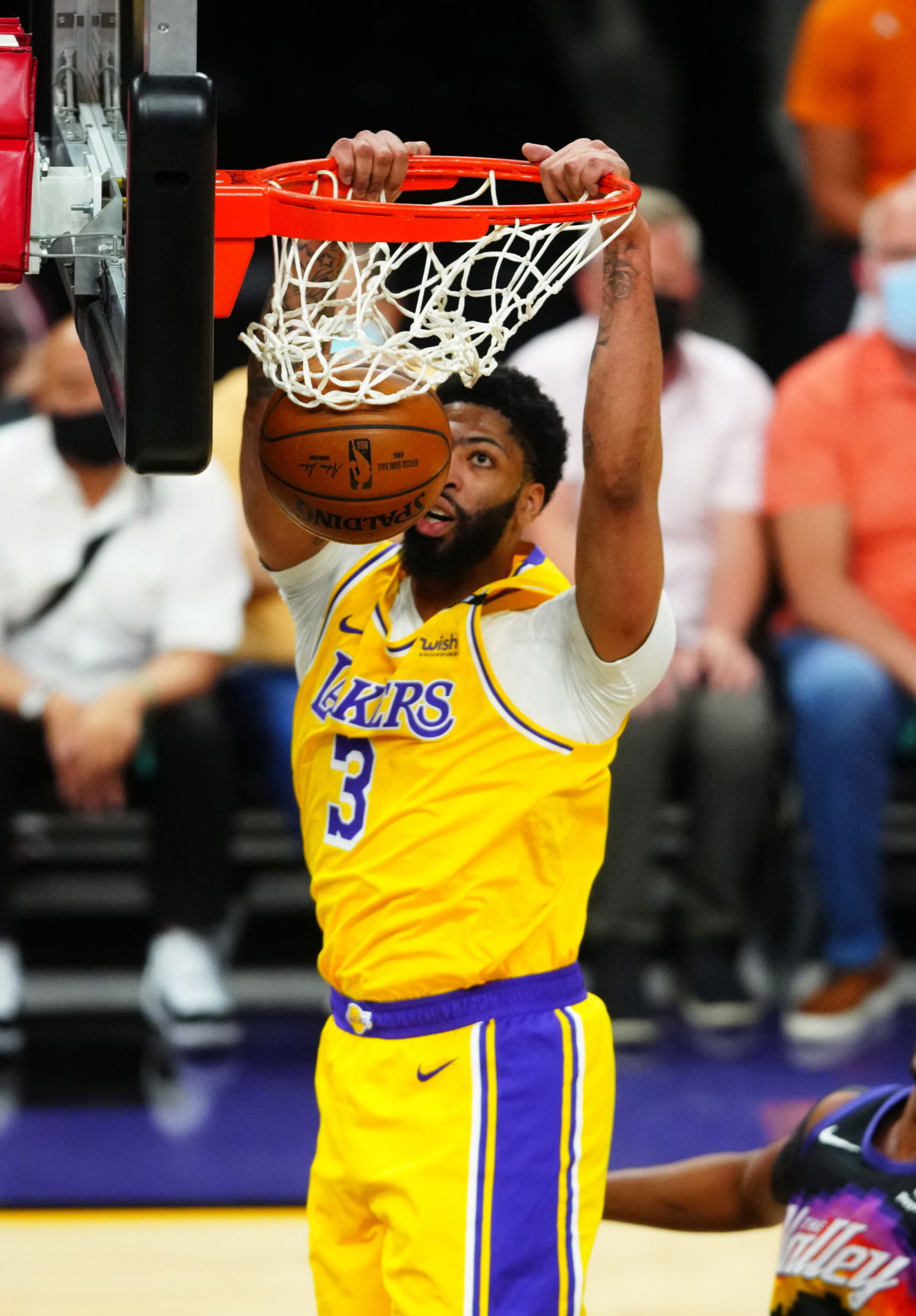 Anthony Davis of Lakers against the Suns