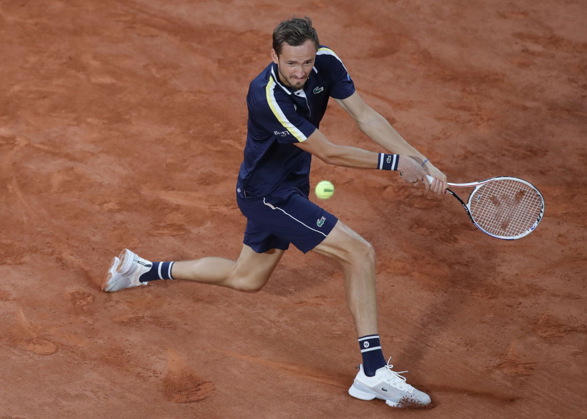 It S Curfew Get Outta Here Daniil Medvedev Yells At Workers While They Make Noise During His French Open 2021 Battle Against Stefanos Tsitsipas Essentiallysports