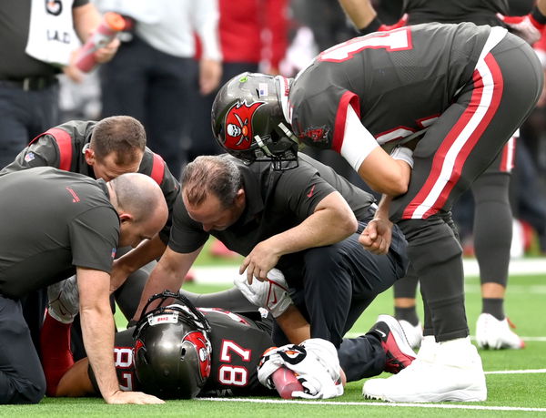 Bucs TE Rob Gronkowski leaves game against the Rams with an injury