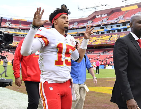 Patrick Mahomes gives Trevon Diggs' son a Chiefs jersey for