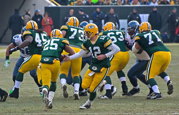 Aaron_Rodgers_(12)_hands_off_to_Ryan_Grant_(25)