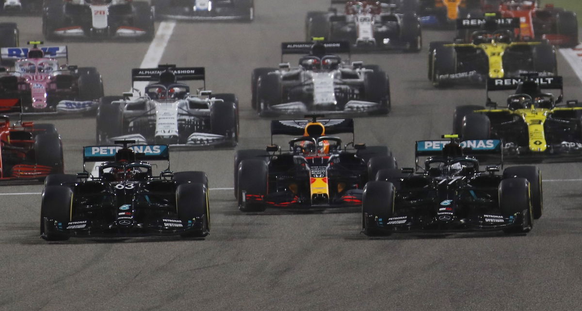 F1 cars heading into turn 1 at the Sakhir Gp