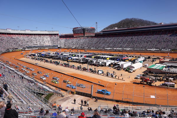 NASCAR: Pinty&#8217;s Truck Race on Dirt