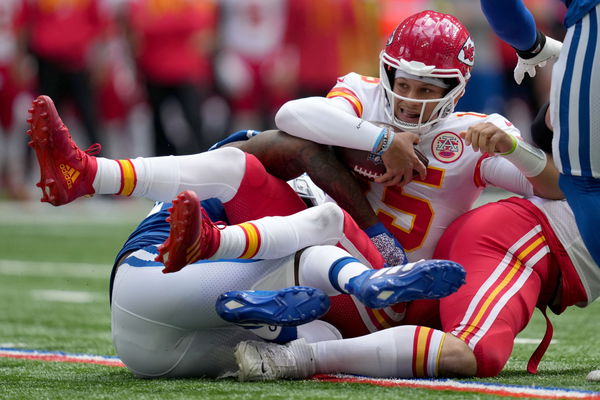 Patrick Mahomes dislocates knee in Chiefs' win over Broncos - The Boston  Globe