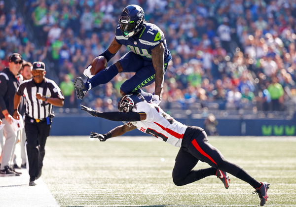 Seahawks Cheerleader Goes Viral During Monday Night Football Win