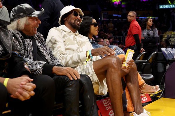 Floyd Mayweather Gives Fashion Goals While Appearing for NBA game Right  Before LeBron James Is Reported To Leave LA Lakers- Nike Air Jordan, TMT  Cap, and More