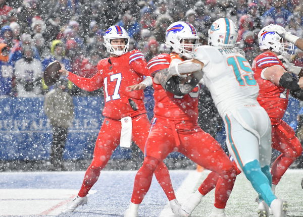 Dolphins-Bills fans throwing snowballs threatened with 15-yard penalty