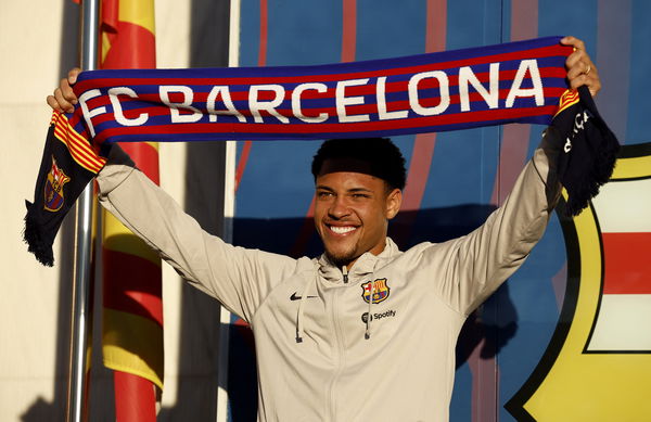 Vitor Roque arrives at FC Barcelona