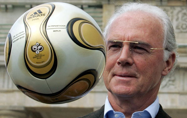 FILE PHOTO: Franz Beckenbauer, President of Germany&#8217;s World Cup organising committee, plays with a golden soccer