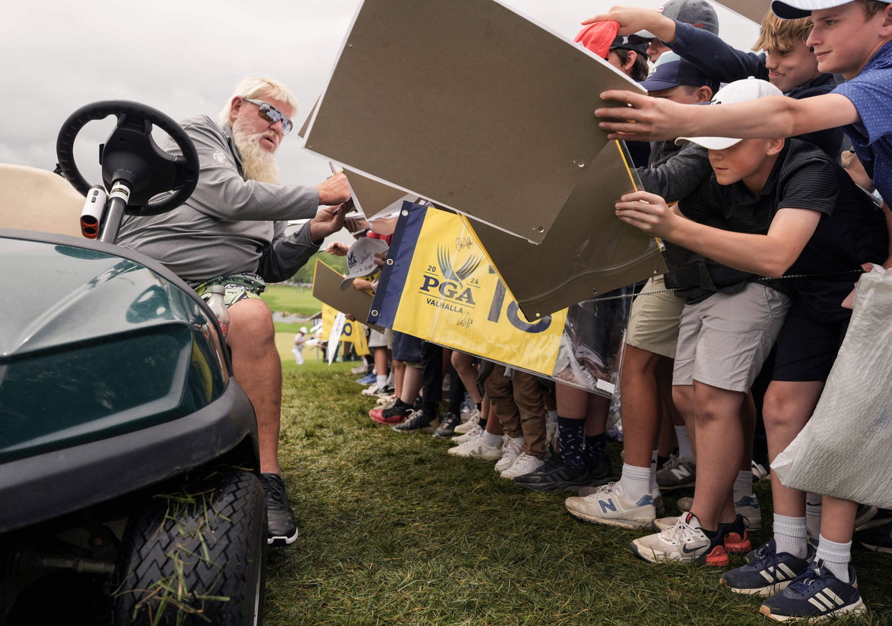 John Daly signing autographs