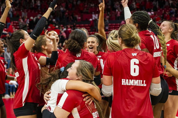 Wisconsin&#8217;s Quest for 5th Consecutive Big Ten Volleyball Championship: Dominating Illinois on the Road with a Flawless Sweep