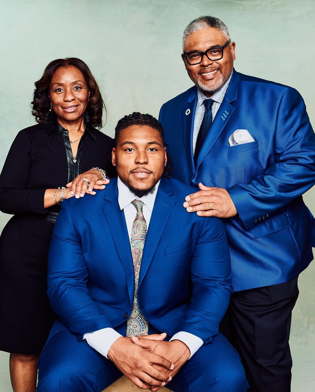 Caedan Wallace with his parents at #NFLPADebut📸: @haydensahli