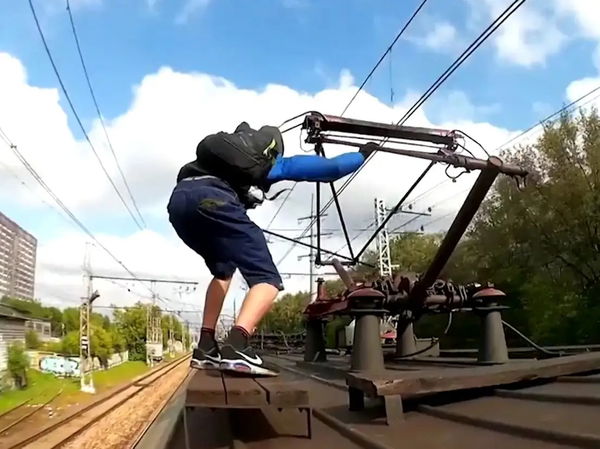 MTA and NYPD warn against 'dangerous' subway surfing trend