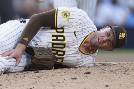 Padres All-Star Carted Off After Alarming Knee Injury Amid Dodgers’ Divisional Race: ‘Felt Something Pop’