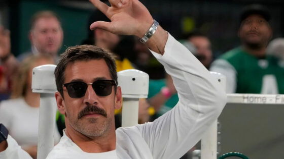 Aaron Rodgers to Turn on Mike Tomlin & Steelers, Says Ex-MLB President After $20M Contract