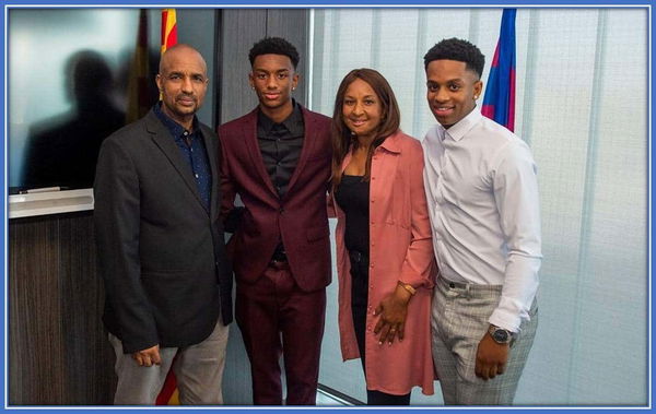 Alejandro Balde with his family