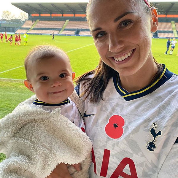 Watch Uswnt Star Alex Morgan Enjoys Orlando Match With Adorable Daughter Essentiallysports