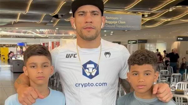 Alex Pereira with his sons