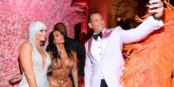 Alex Rodriguez clicking a selfie at Met Gala 2019 Featured Image