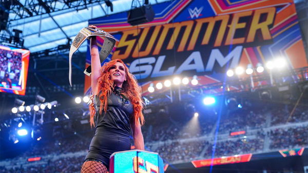 Becky Lynch sqaushes Bianca Belair