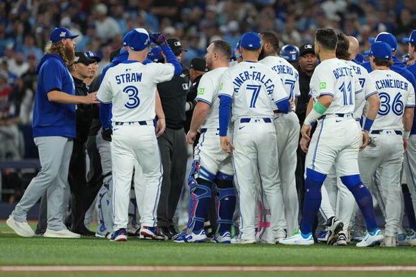 Benches clear at World Series