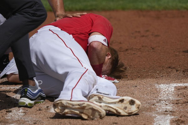 Justin Turner hit in head by pitch, left bleeding in brutal video