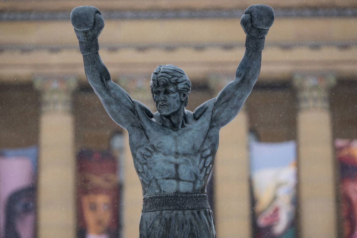 “Rocky Is Make-Believe”: Philadelphia Replaces Iconic Movie Statue With Real-Life Boxing Legend