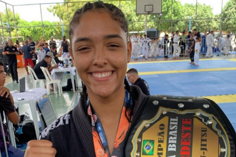 アリス・ペレイラはアレックス・ペレイラの妹ですか？ UFC のクリスマスイブのサインについてのすべて